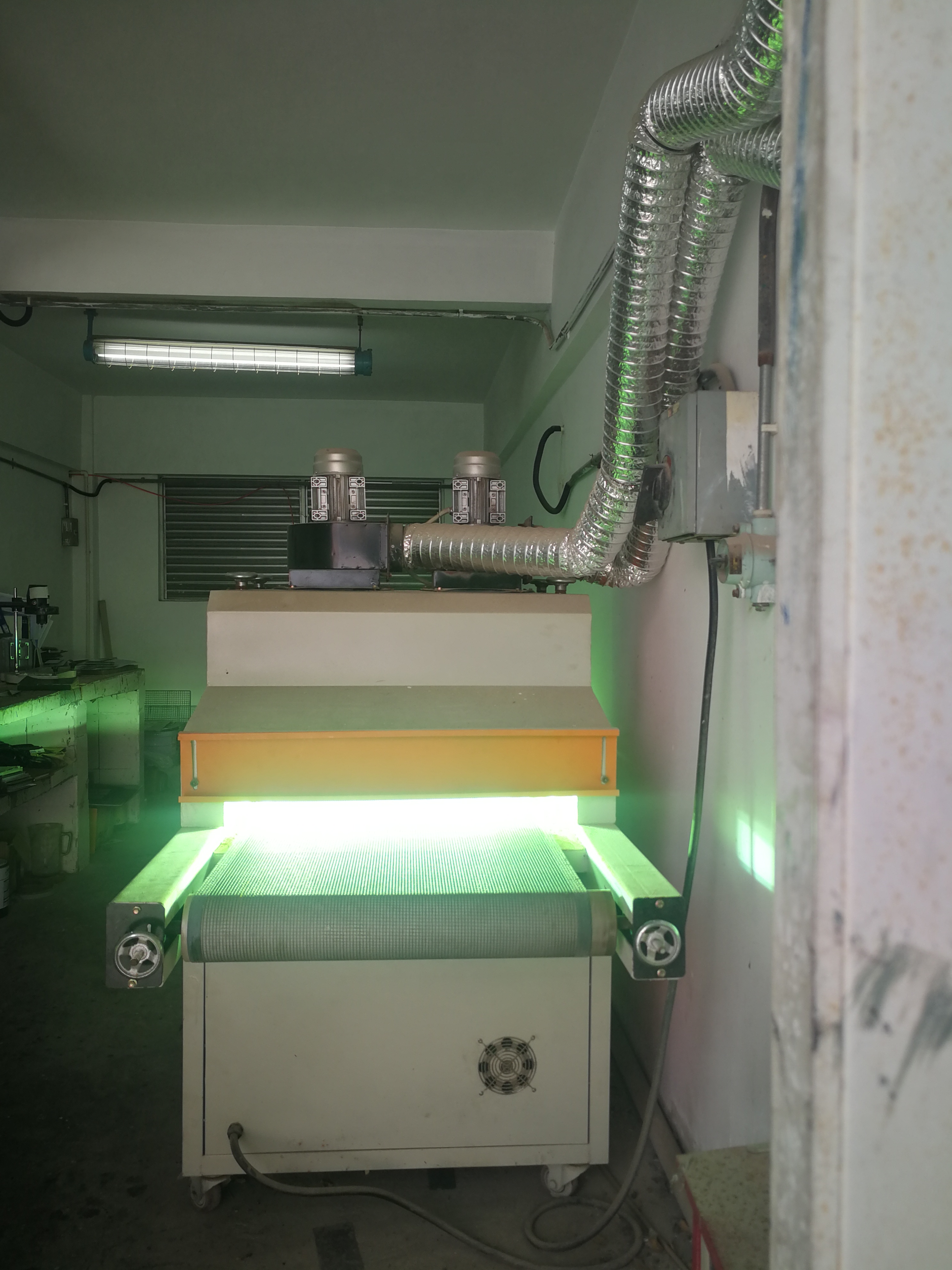 揭秘道路反光漆厂家的秘密武器