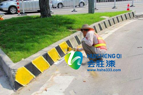道路安全岛起隐患 增刷反光漆减少事故发生