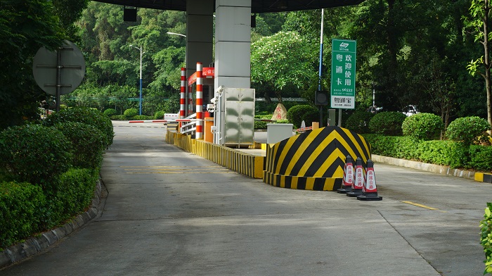 安全岛反光漆重新涂刷收费站