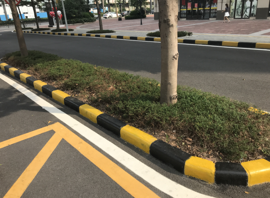 道路反光漆降低事故发生率的同时也关注交通安全细节