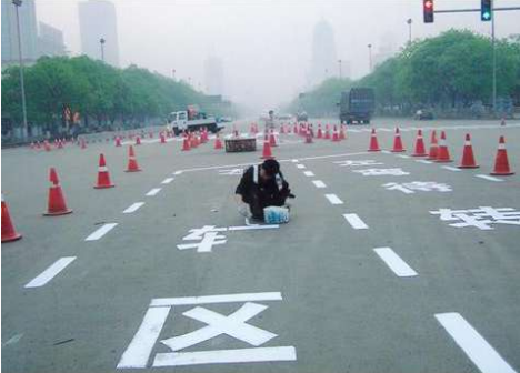 为什么都是用的马路划线反光漆，效果却大相径庭？