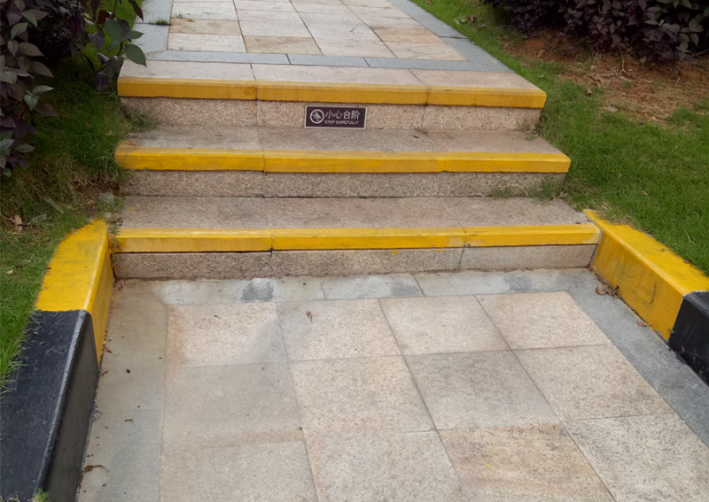 小区暖心做法感动无数人，广东反光漆厂家却这样说