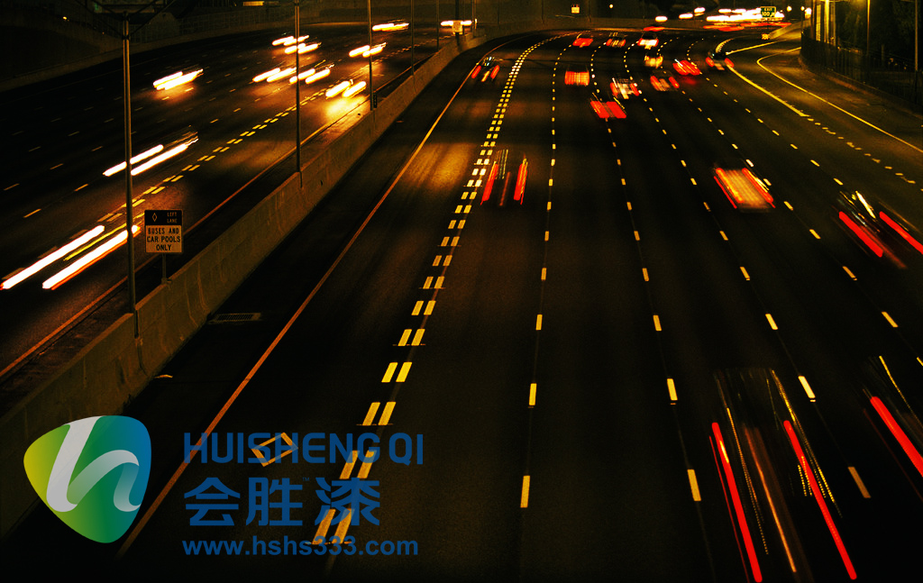 行驶在夜间道路上你看到的真的是高亮反光漆吗？