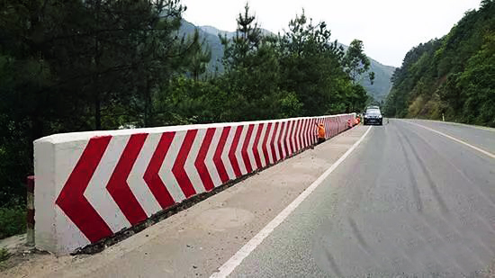 国道路段消除隐患，涂刷80米红白反光漆