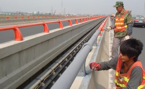 6座跨河大桥：全面进行涂刷防撞墙反光油漆