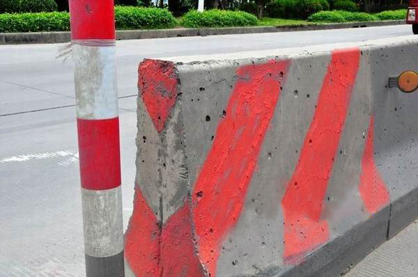 吓坏了！居然用普通油漆当成反光漆使用，后果很严重