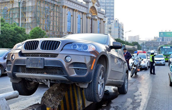 不重视防撞墩涂刷反光油漆的道路都是在耍流氓
