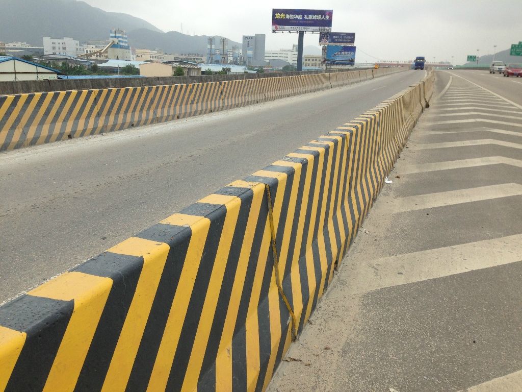 道路上隔离墩反光油漆再次换上新衣，回家的路上是一道美景