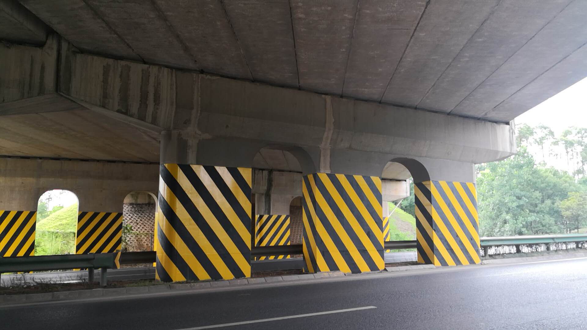 安全岛没喷安全岛反光漆“老司机”也躲闪不及