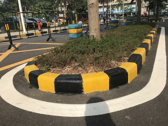 生活楼道也需要涂刷反光油漆，预防居民摔倒