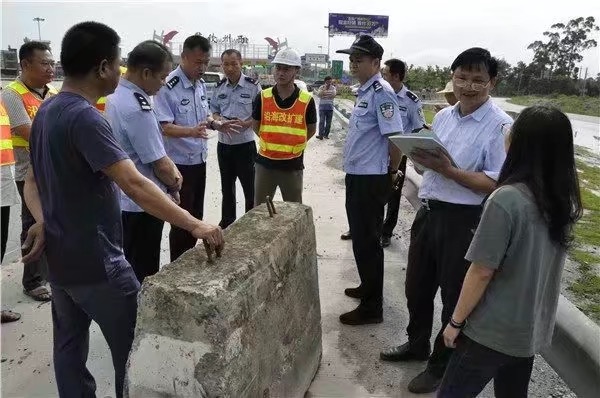 出事了！封路不涂水泥墩反光油漆，摩托车撞上了，生死未卜