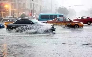 大雨天气，立面反光油漆与司机形影相随