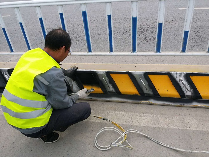 一篇关于夏季高速公路反光漆施工现状分析文