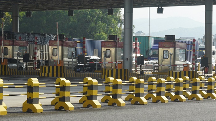 调兵山高速路防撞墩反光漆