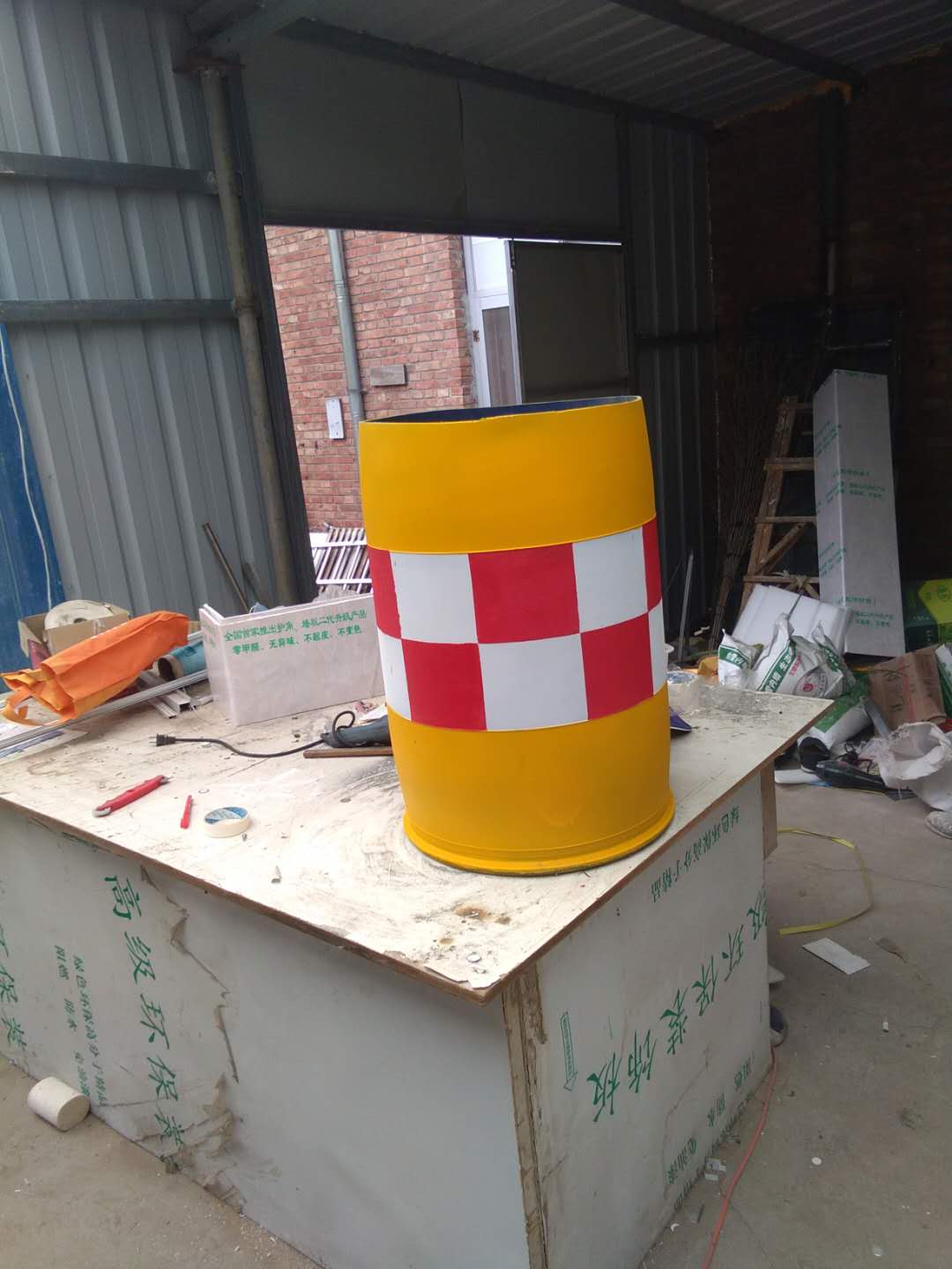 这样被警示反光漆包围的防撞桶，你见过吗？