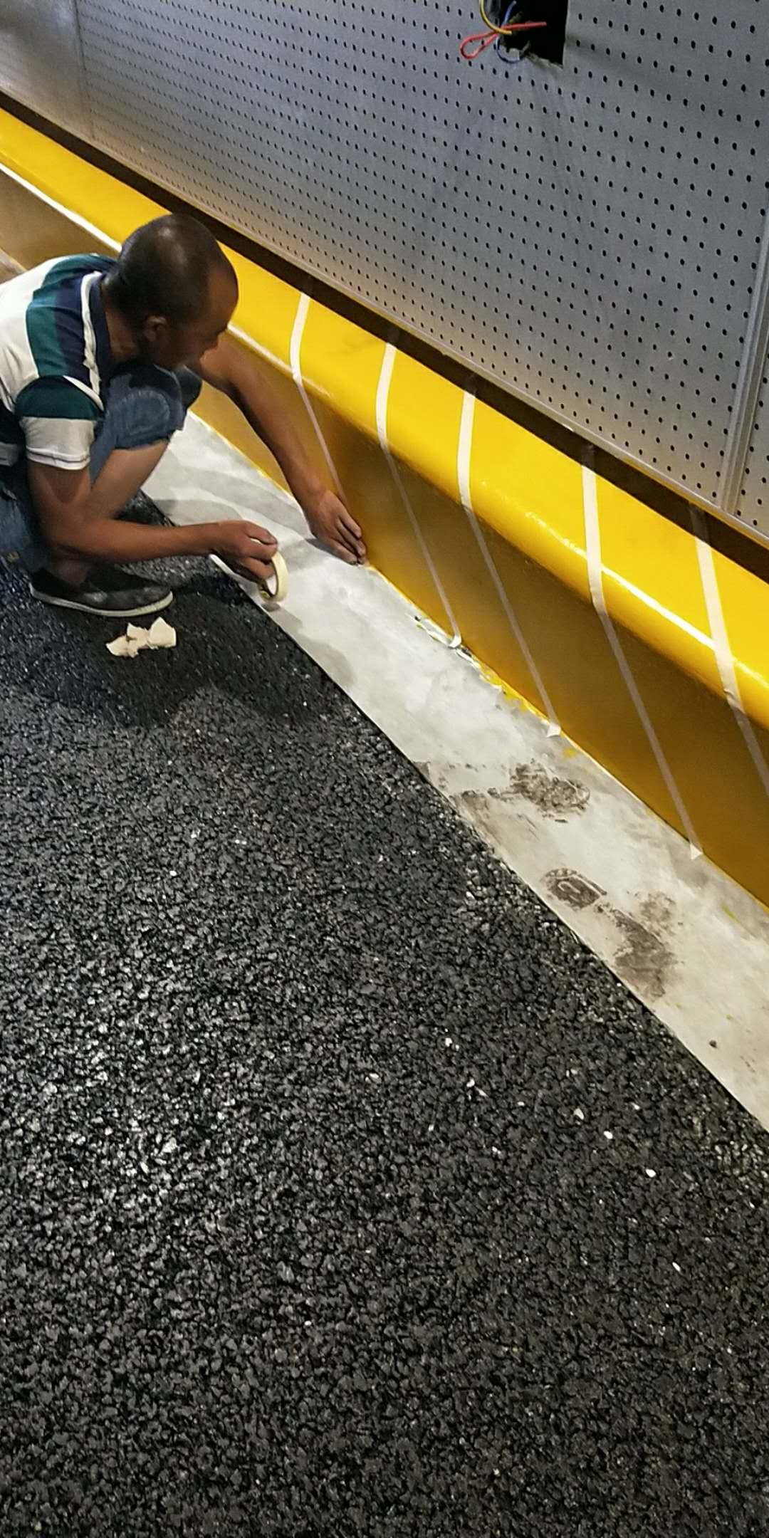 哪种天气条件不适合进行丙烯酸公路反光漆的施工？