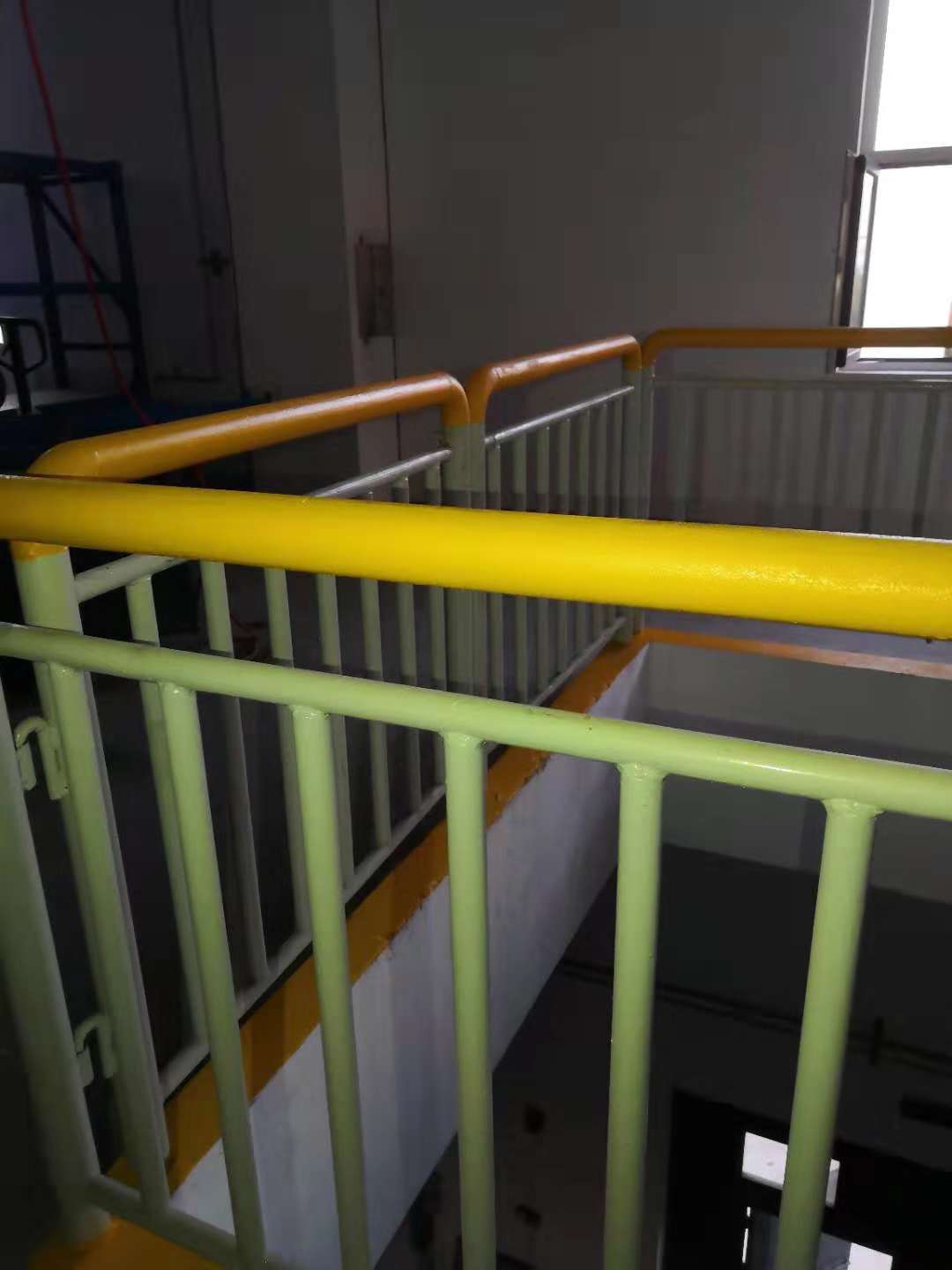 低温、高湿双重影响下的防护栏反光油漆该如何是好？