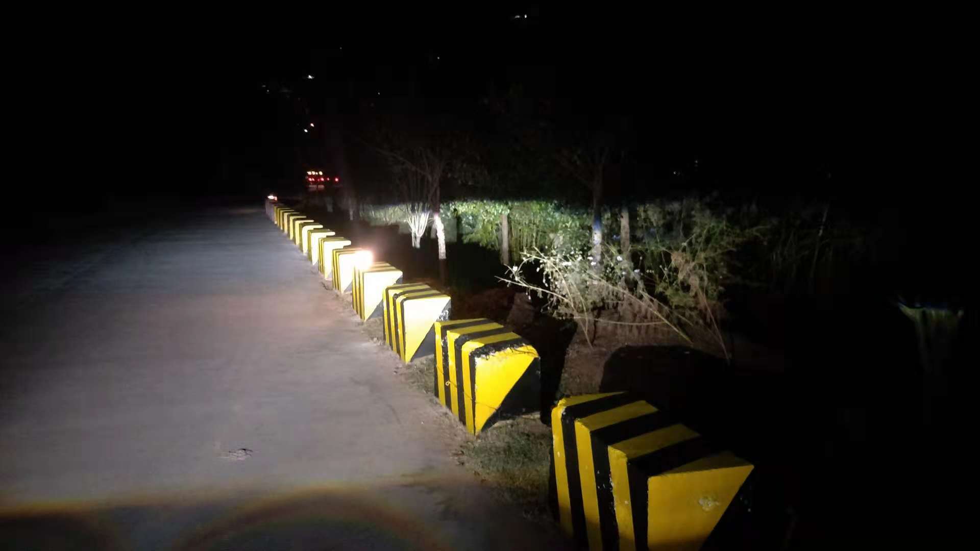 来自云南大理的会胜牌道路黄黑反光漆施工效果