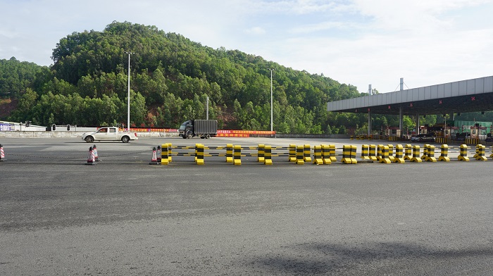 道路反光漆施工方法的优缺点——滚涂