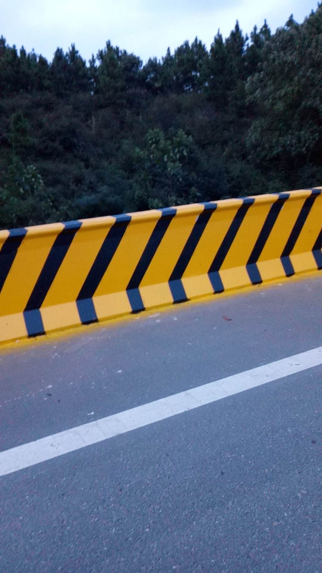 防撞反光漆的结皮该怎么处理？