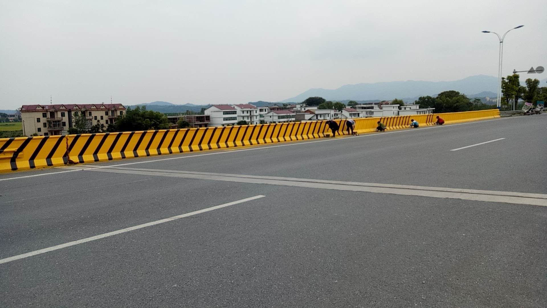 如何预防和解决道路专用反光漆施工出现的问题？