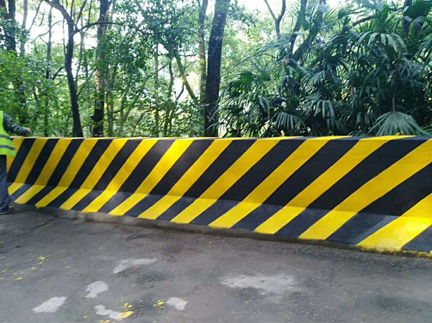 道路反光漆附着力的影响因素有哪些？