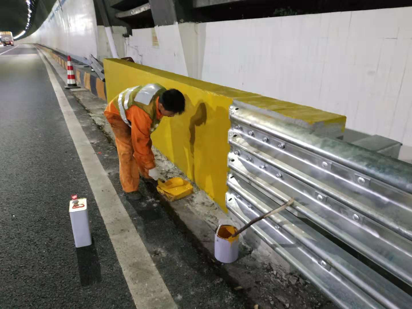 道路防护反光漆是喷涂好还是滚涂好？