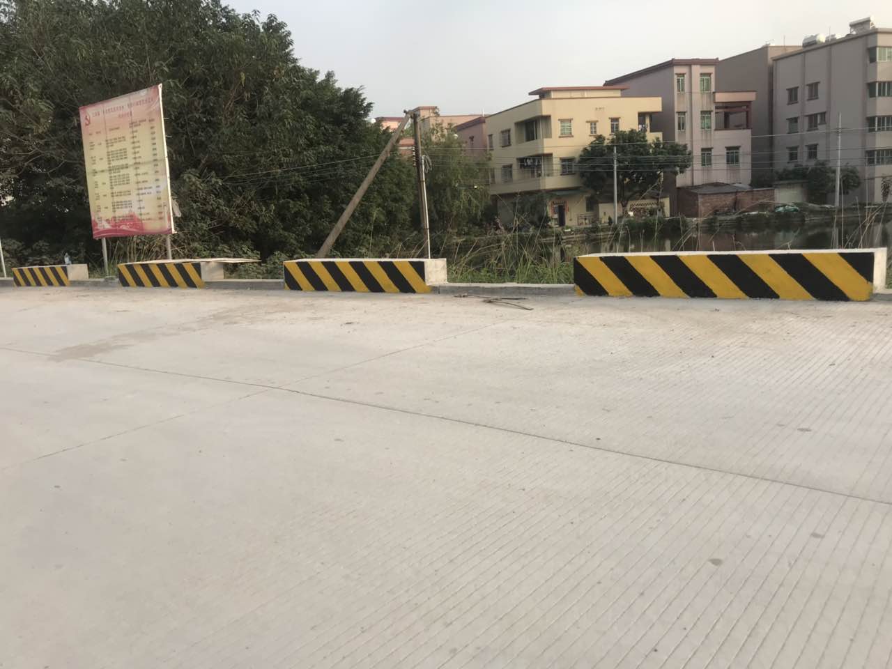 墙角反光漆该怎么施工呢？