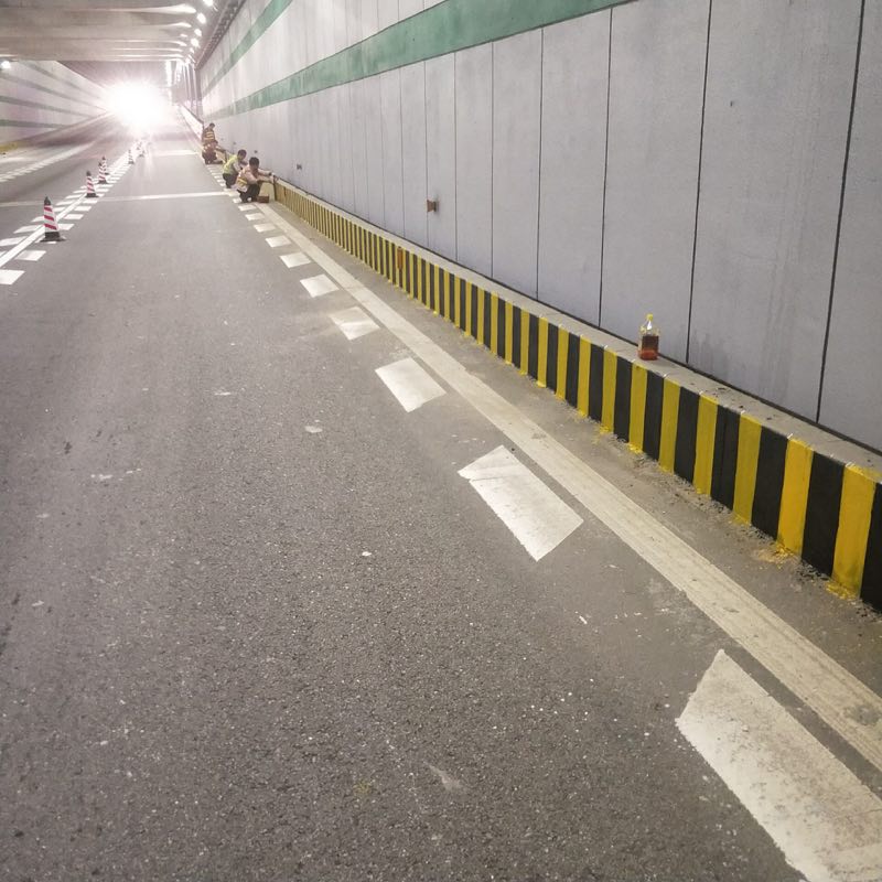 4月，进行隧道专用反光油漆施工要注意些什么？