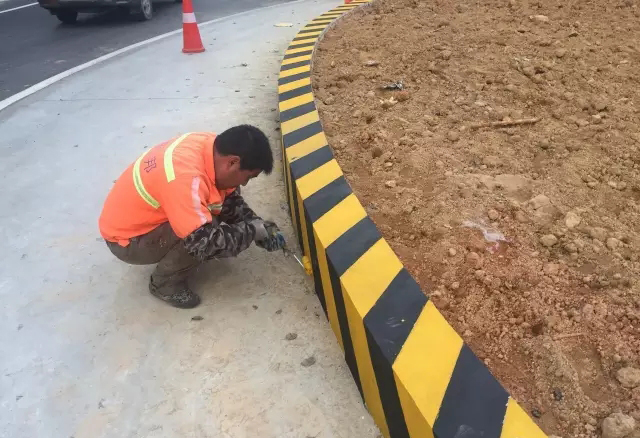 让路沿石在夜晚被照亮的是反光油漆