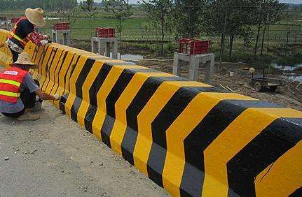 对道路安全反光漆的重要性展开讨论