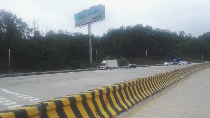 汇胜化工为您解读防撞墙反光油漆的这一施工弊病问题