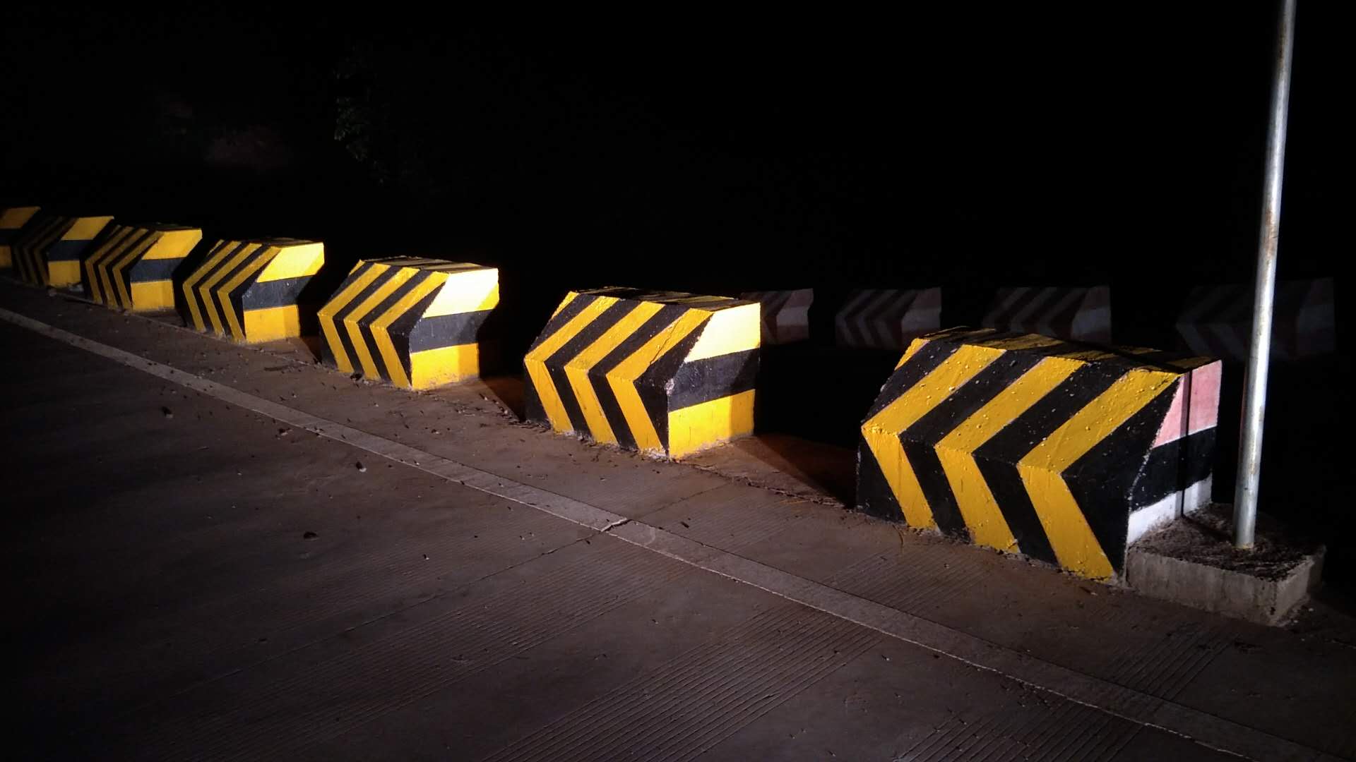 购买防撞墙反光漆应该选择什么颜色