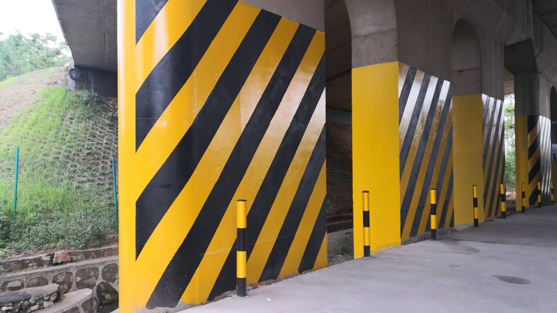 环境对桥梁专用反光漆的施工影响有那些