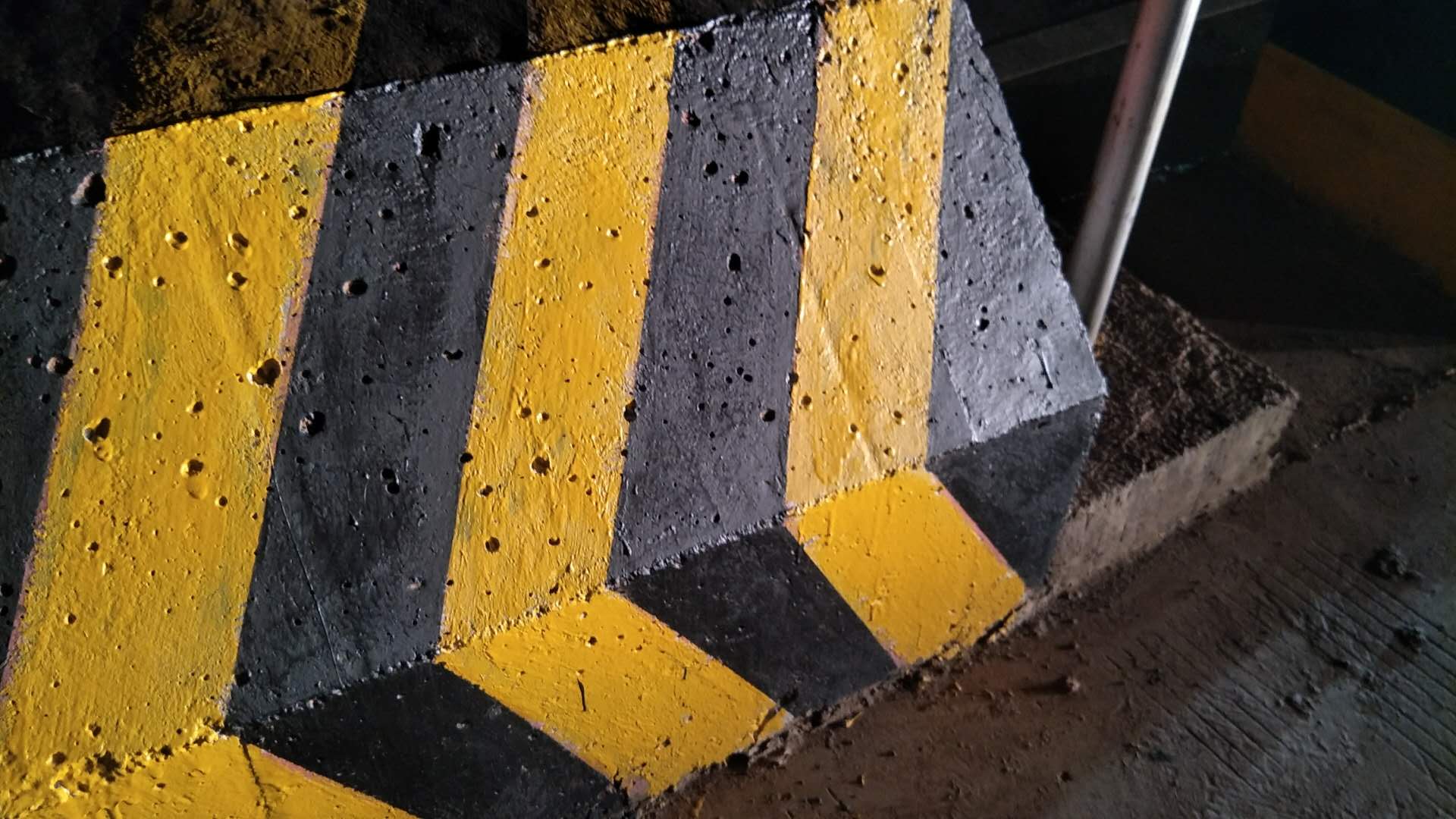 使用水泥墩警示反光漆给防撞墩披上美丽的外衣