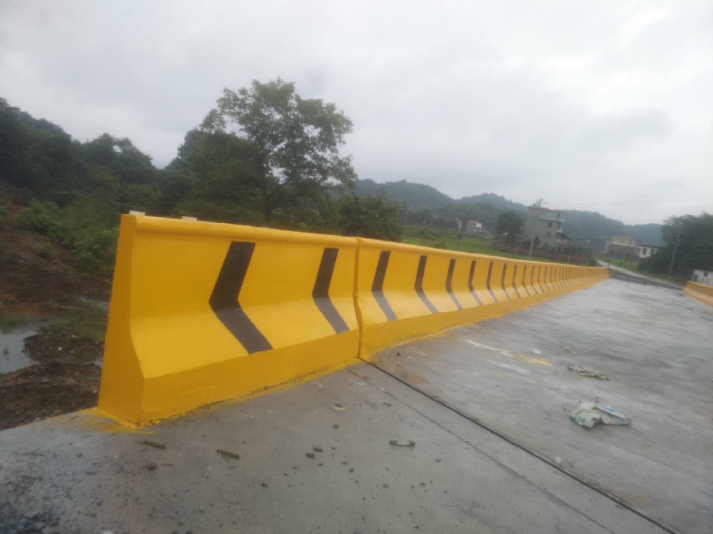 交通水泥墩反光漆和荧光漆的区别在哪里