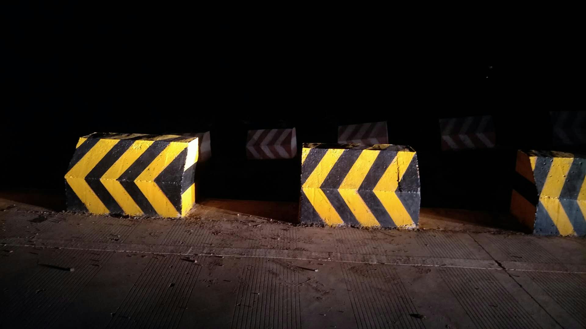 道路防撞墩反光漆使用方法和步骤