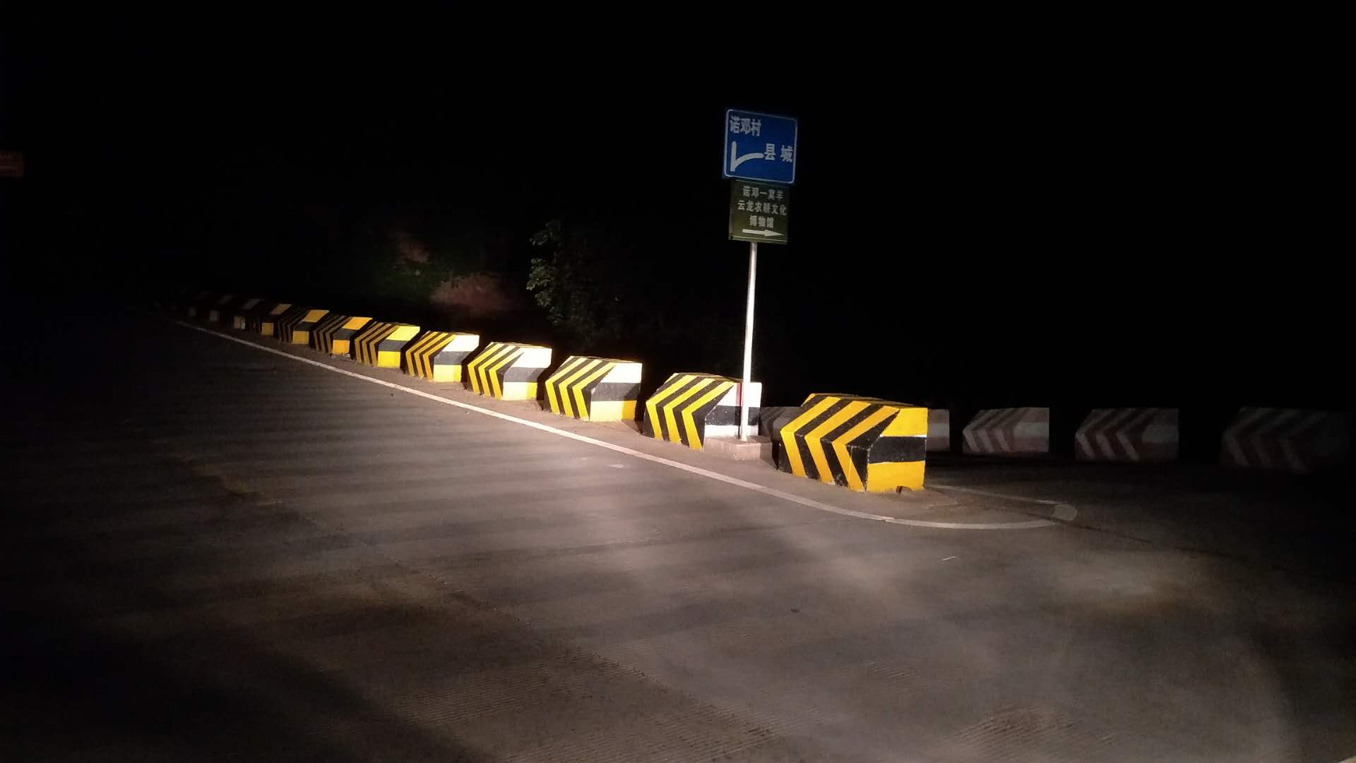 道路旁边的防撞柱应该使用什么漆？