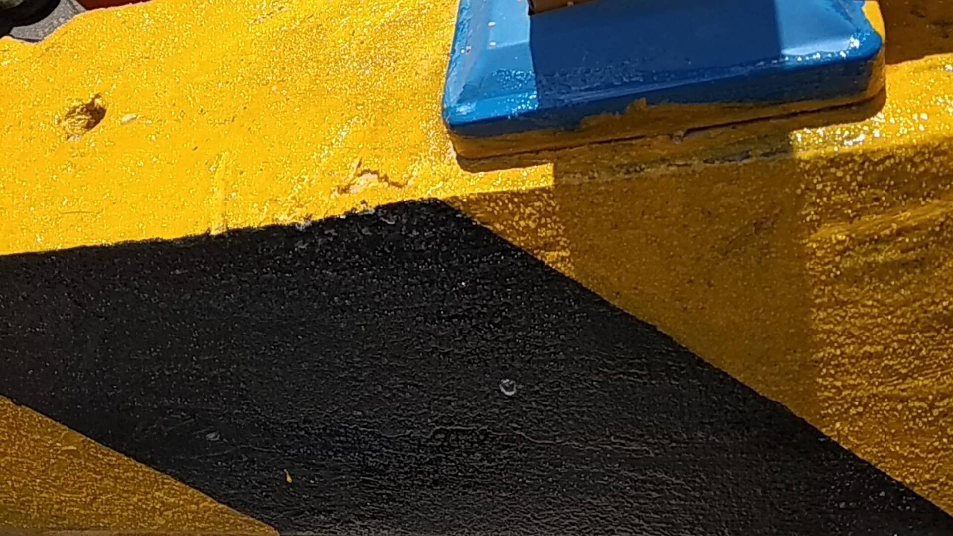 造成护栏安全反光漆出现气泡的原因是什么？