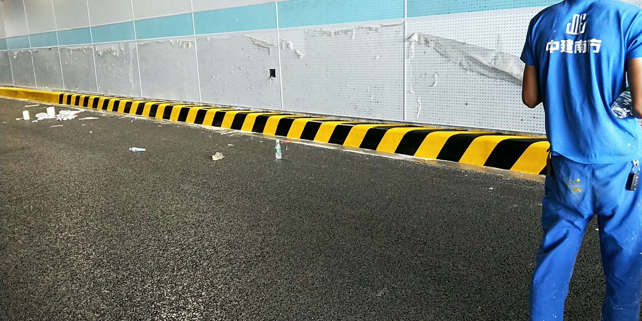 用在马路两边警示使用什么油漆？