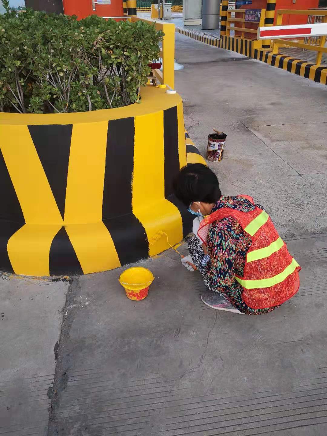 防撞墩应该使用什么油漆？要怎么施工？