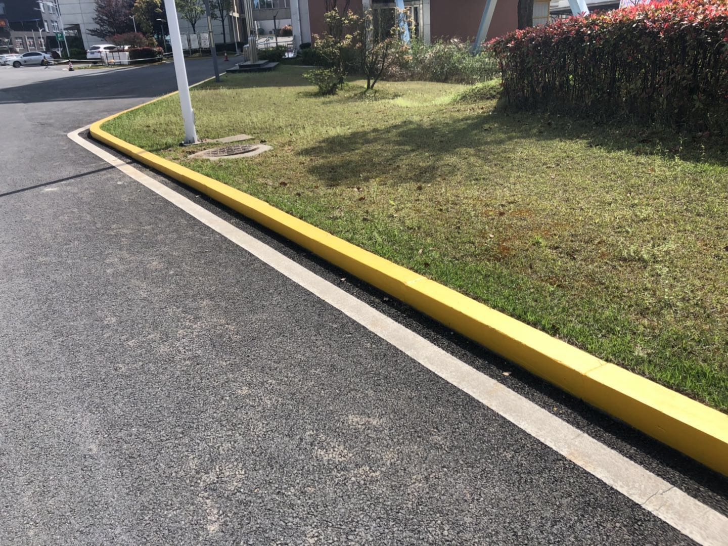 马路两边的路沿刷什么油漆？怎么施工？