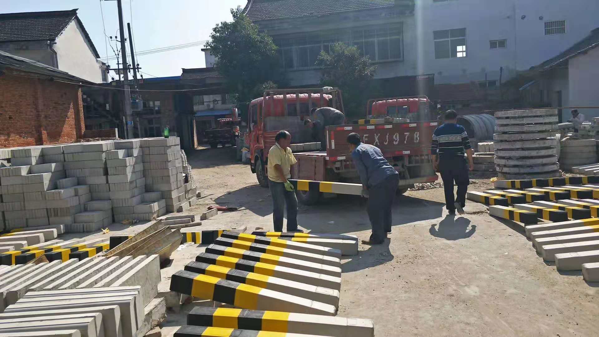 路边的防护柱可以使用反光油漆吗？