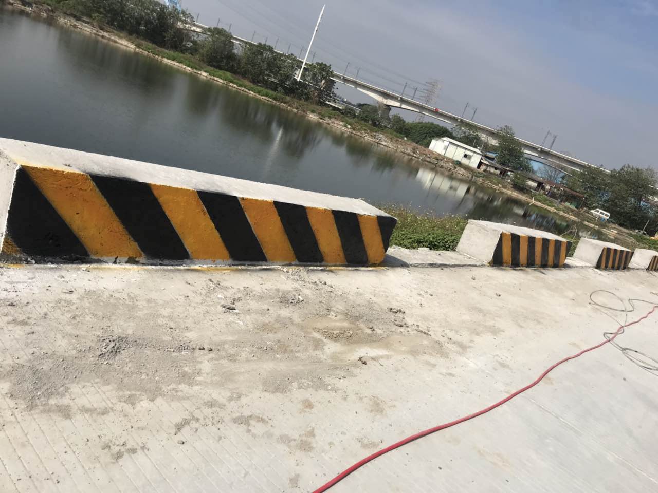 刚下完雨可以进行道路反光漆的施工吗？