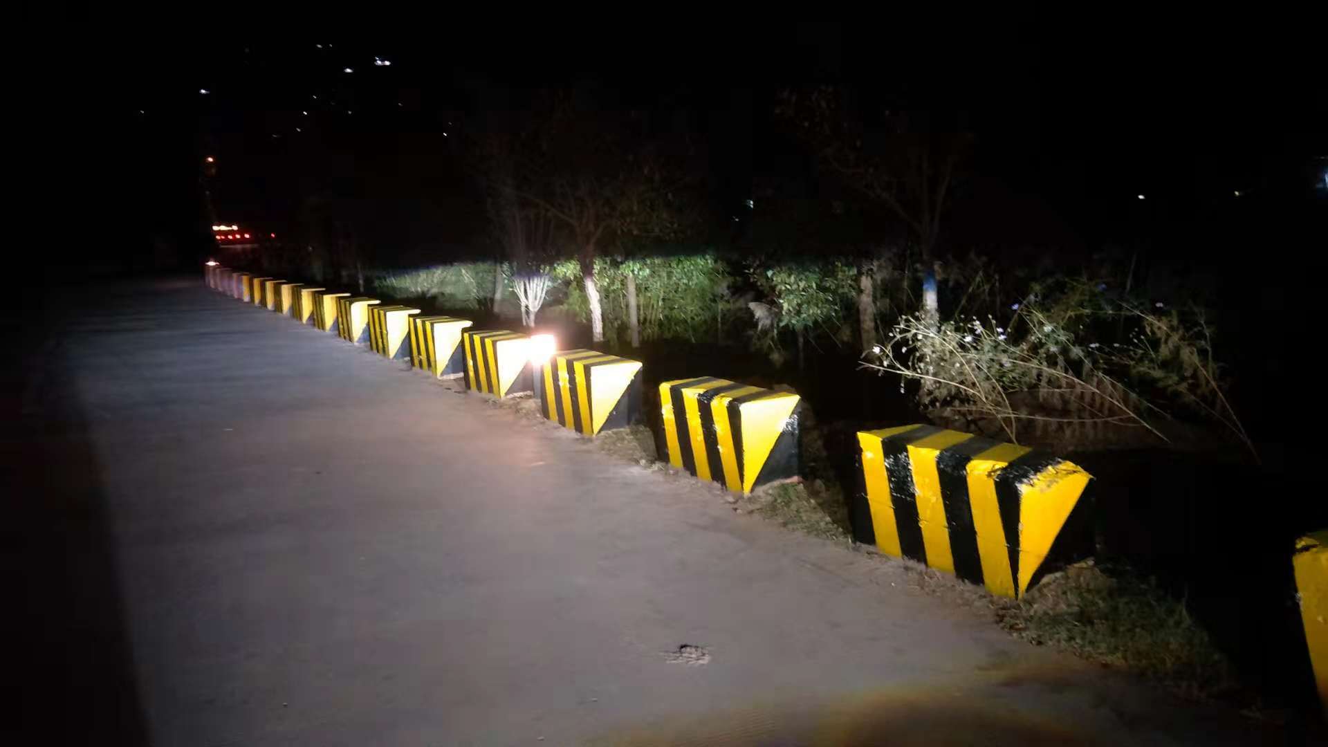 什么牌子的黄黑道路反光漆好用？