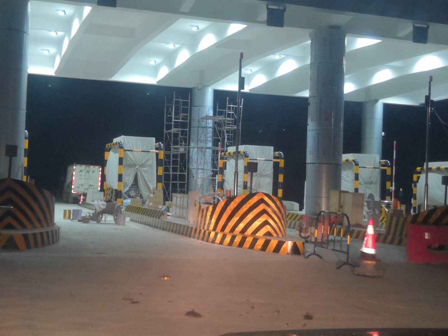 广深高速收费站工程的反光漆效果图