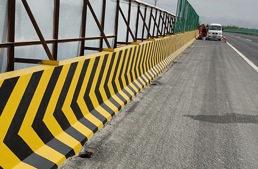 东莞公路防撞墙反光漆施工效果图