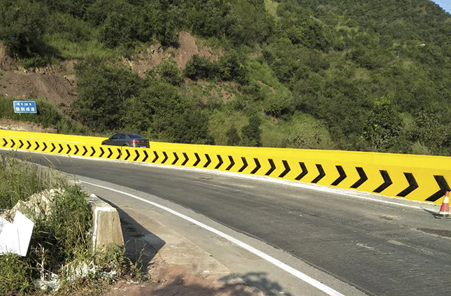 西安高速隔离墙工程客户反馈反光漆效果图