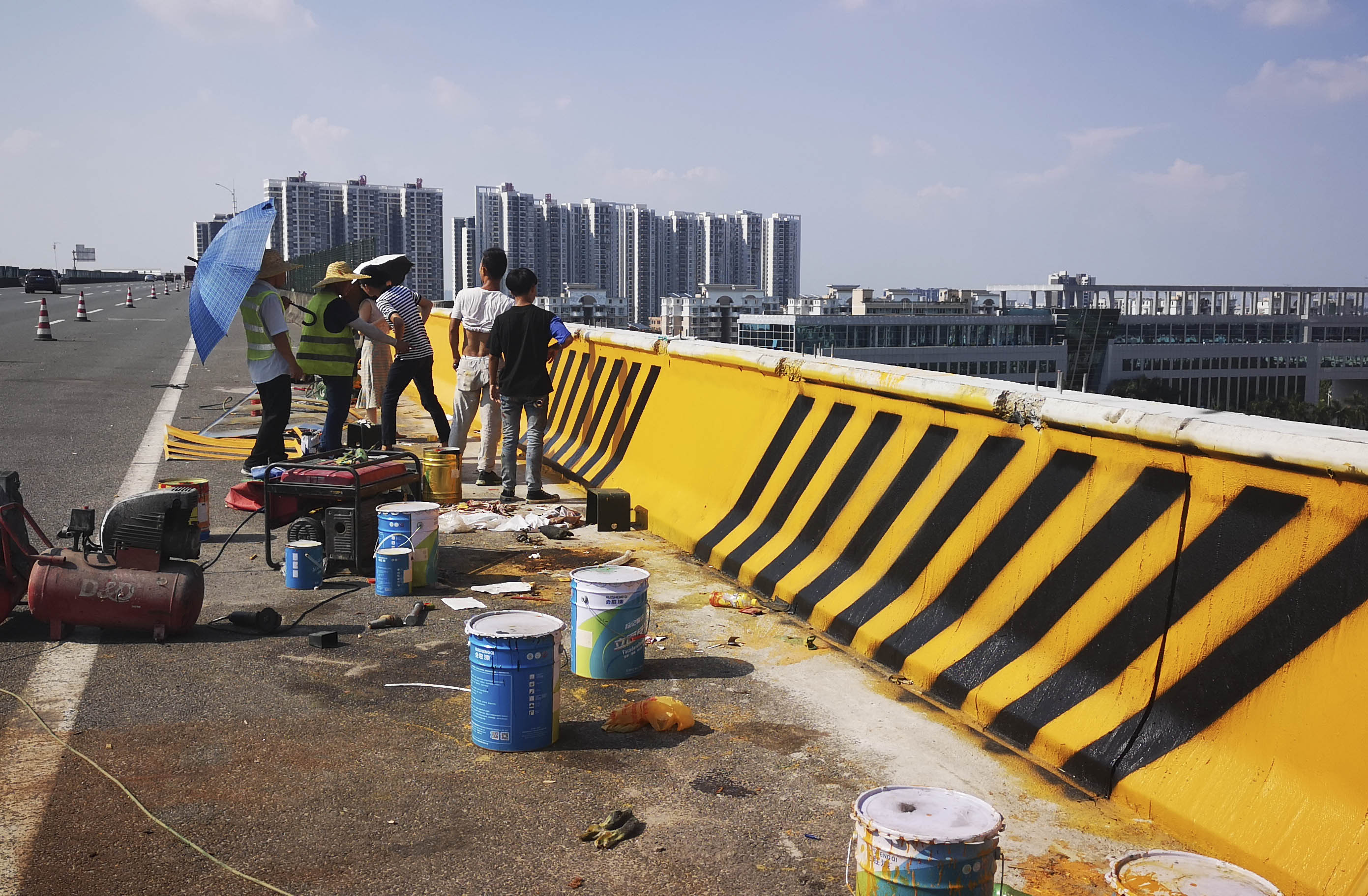 江苏常州高速隔离墙反光漆施工过程