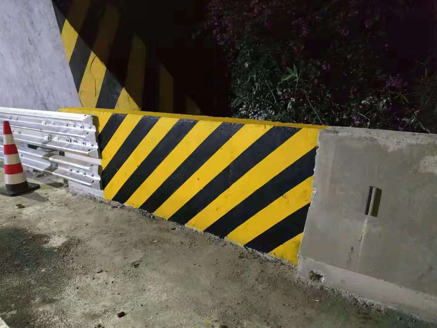 防撞护栏警示贴反光膜还是刷反光漆好？